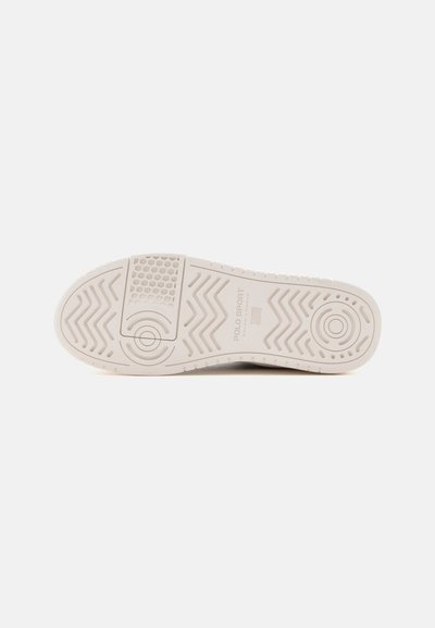 Σόλα ενός λευκού sneaker Polo Sport με υφασμένα μοτίβα πέλματος, κυκλικά σχέδια και αποτύπωμα με όνομα μάρκας στο κέντρο.