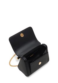 Borsa a tracolla in pelle nera con chiusura a pulsante dorato, cinturino a catena, forma triangolare e un ampio interno con diversi scomparti.
