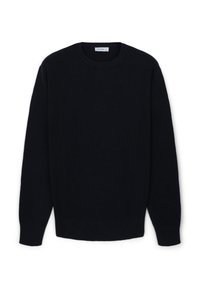 Schwarzer, gerippter Strickpullover mit rundem Halsausschnitt und langen Ärmeln in lockerem Schnitt, gefertigt aus einem weichen, strukturierten Stoff.