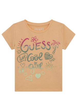 Fersken-kortærmet T-shirt med farverig "Guess Cool Girl" tekst, palme, hjerter, blomst, radio og stjerne tegninger på fronten.