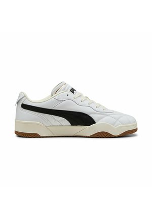 Hvide sneakers med sorte accenter, polstret tunge og tekstureret læder. Low-top design med gummisål og diagonalt stribemønster.