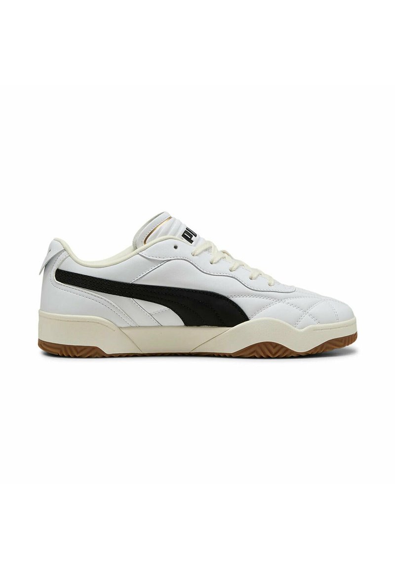 Hvide sneakers med sorte accenter, polstret tunge og tekstureret læder. Low-top design med gummisål og diagonalt stribemønster.