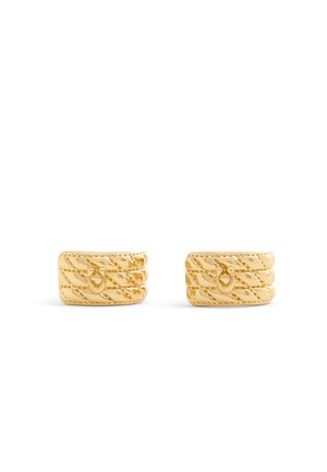 Orecchini a cuffia in oro con un design testurizzato e a spirale, caratterizzati da linee diagonali e un piccolo anello decorativo, rifiniti con una lucentezza brillante.