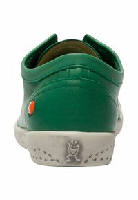 Scarpa verde in pelle con design della parte posteriore curvata, accento arancione e suola bianca con un motivo testurizzato. Leggeri segni di usura visibili sulla suola.