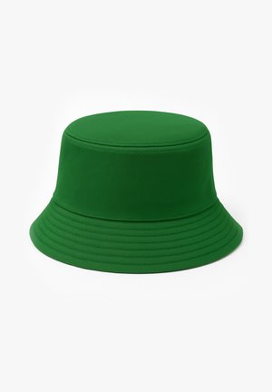 Cappello a secchiello verde realizzato in tessuto strutturato, con corona rotonda e tesa larga inclinata verso il basso, caratterizzata da dettagli di cuciture concentriche.