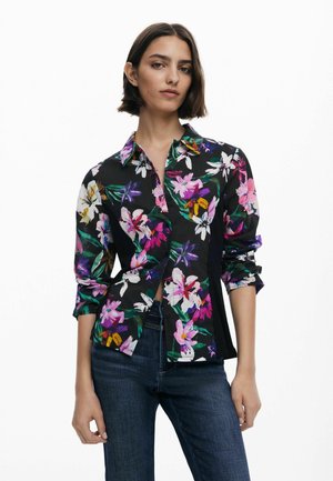 Blumenhemddesign mit schwarzem Hintergrund und lebhaften rosa, weißen und lila Blumen. Lange Ärmel, lockere Passform und klassischer Kragen.