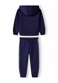 Tummansininen huppari ja verkkarihousut pehmeästä materiaalista. Hupparissa on huppu ja ribbaustekniikalla tehdyt hihansuut; verkkarihousuissa on moniväriset sivusuunnat.