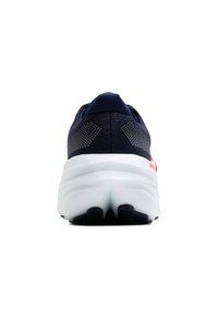 Mornarske tekaške čevlje z mrežastim zgornjim delom, oblazinjenim ovratnikom in značilno belo srednjo podplatom. Imajo odsevne pike na zadnjem delu za boljšo vidnost.