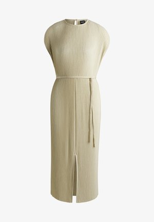 Plisseret midi-kjole i beige, med rund halsudskæring, lange ærmer, en belagt talje og en slids foran for ekstra detalje.