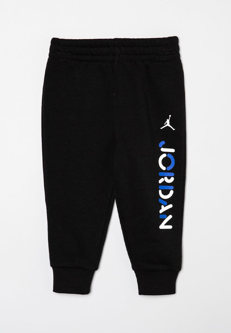 Pantalones de chándal negros con puños y cinturilla acanalados. Presenta el logo "JORDAN" en blanco y azul en el lado izquierdo. Fabricado en suave material de algodón.