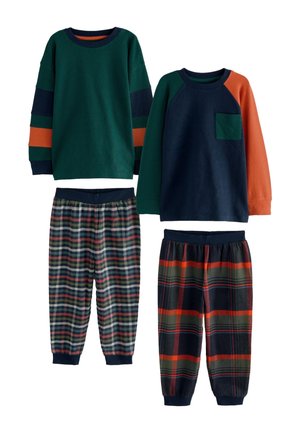 To sæt børnepyjamas. Den ene har en grøn top med stribede ærmer, den anden er marineblå med en orange lomme, kombineret med ternede bukser.