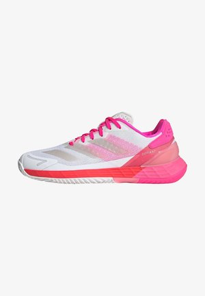 Chaussures de sport avec une tige en mailles blanches, des accents roses et une semelle en caoutchouc texturée. Présente un bout arrondi et un talon rembourré.