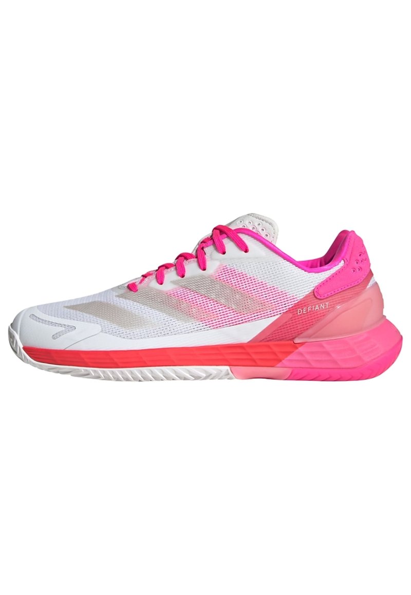 Buty sportowe z białą siateczkową cholewką, różowymi akcentami i teksturowaną gumową podeszwą. Wyposażone w zaokrąglony czubek i wyściełany obcas.
