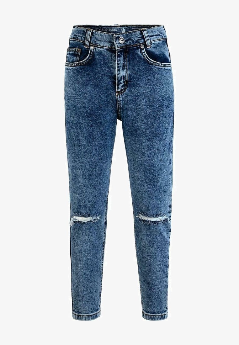 Jean en denim bleu taille haute avec bouton à l’avant, style cinq poches et déchirures usées au-dessus des deux genoux.