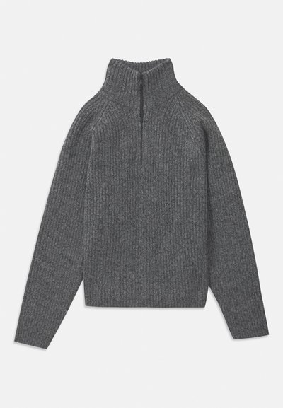 Kohlefarbener, gerippt gehäkelter Pullover mit langen Ärmeln und einem viertelreissverschlussähnlichen Stehkragen, flach auf einem weißen Hintergrund ausgelegt.