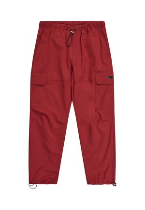 Pantaloni cargo rossi con vita elastica, coulisse regolabili in vita e alle caviglie, e due grandi tasche a pattina sulle cosce.