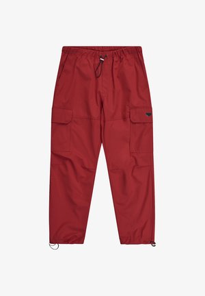 Rode cargobroek met elastische taille, verstelbare trekkoorden bij taille en enkels, en twee grote klepzakken op de dijen.