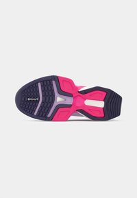 Semelle de chaussure de sport en caoutchouc noir avec des accents rose, blanc et violet. Motifs texturés et logo Continental visible au fond.