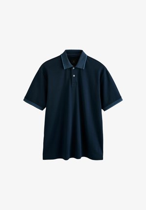 Polo de culoare albastru marin, realizat din bumbac, cu un guler și manșete texturate căptușite cu un accent de albastru mai deschis. Mâneci scurte. Placket cu trei nasturi.