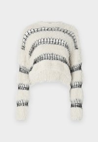 Λευκό κοντό πουλόβερ από αφράτο υλικό, με μαύρες οριζόντιες ρίγες και υφασμάτινη λεπτομέρεια στα μανίκια και το σώμα.