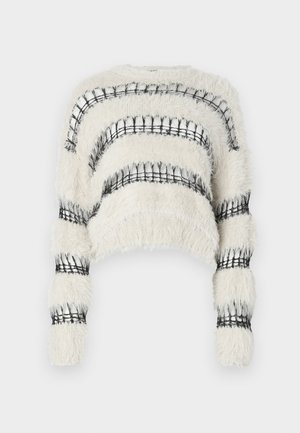 Balts iezsis svīteris, izgatavots no pūkainas vielas, ar melnām horizontālām svītrām, un teksturētu apdari uz piedurknēm un ķermeņa daļas.