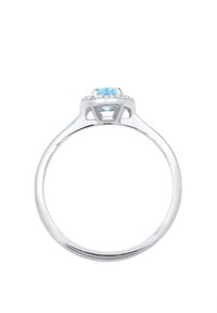 Sølvring med en rund blå sten i en facetteret indstilling, omgivet af små klare sten, med et åbent geometrisk design på siderne.