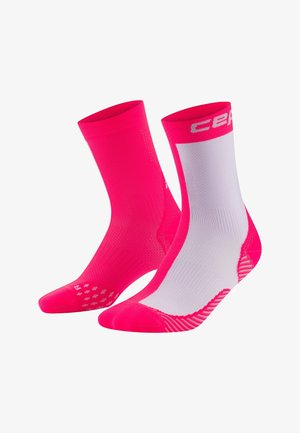 Roze en witte sport sokken met een geribbelde bovenkant, een gestructureerde zool voor grip en logodetail op de boord. Ontwerp tot halverwege de kuit.