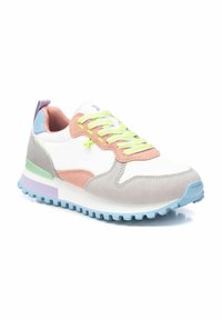 Sneaker con una toma superiore in sintetico bianco, accenti in suede rosa, lacci verde chiaro e una suola in gomma multicolore con un battistrada testurizzato.
