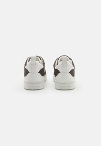 Michael Kors BAXTER - Sapatilhas - brown