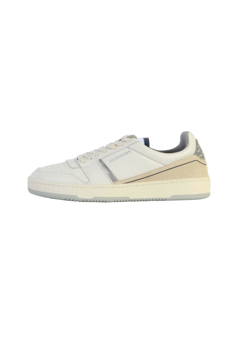 Hvide lædersneakers med beige accenter, rund tå, snørebånd foran, tekstureret sål og prægede logo på siden. Letvægtsdesign.