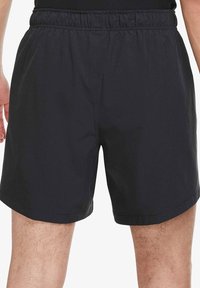 Nike Performance Pantalón corto de deporte - black