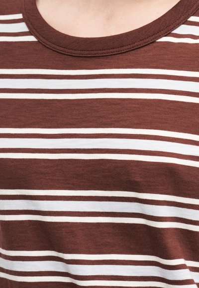 Μπορντό κοντομάνικο μπλουζάκι με οριζόντιες λευκές και ανοιχτό μπλε ρίγες, που διαθέτει στρογγυλή λαιμόκοψη και μαλακό, υφασμένο ύφασμα.