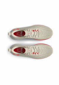 Zapatillas deportivas de color gris claro con acentos rojos. Están hechas de un material transpirable, con perforaciones, cordones planos y una suela acolchada.