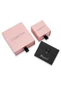 Ensemble de deux boîtes-cadeaux et d'une pochette en cuir noir. La plus grande boîte rose a des accents dorés. La plus petite boîte arbore un design assorti.