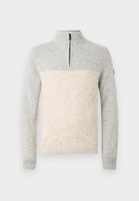 Lichtgrijs en beige gespetterd gebreid truitje met een half-rits hoge kraag en geribde manchetten en zoom op een effen achtergrond.
