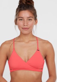 Bikini top v tvare koralového trojuholníka s tenkými popruhmi, prekrývacím dizajnom a bočnými výrezmi. Hladká tkanina s minimálnymi kovovými detailmi.