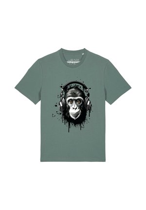 Groen T-shirt met een afbeelding van een gorillakop die grote koptelefoons draagt, omringd door spetters in zwart en grijs.