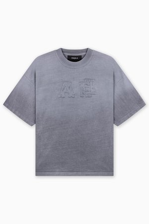 Grijze oversized T-shirt van vervaagd stof, met de letters "AF" in reliëf op de voorkant. Ronde halslijn en korte mouwen.