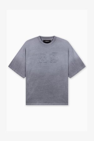 Graues, übergroßes T-Shirt aus verblasstem Stoff, mit den Buchstaben "AF" auf der Vorderseite geprägt. Runder Halsausschnitt und kurze Ärmel.