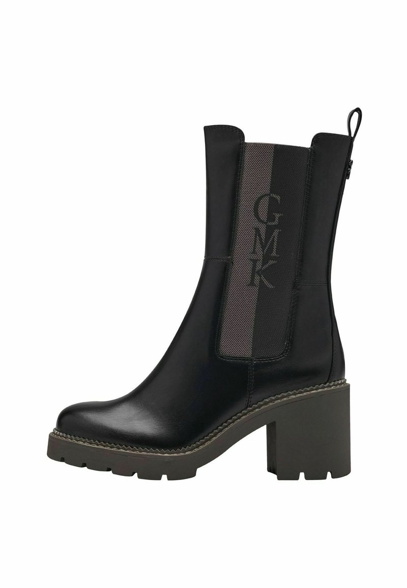 Bottine en cuir noir avec talon épais, panneau élastique latéral arborant le logo "GMK" et languette arrière pour un enfilage facile.