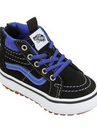 Bota alta de ante negro con acentos azules, costuras blancas y una suela de goma texturizada. Presenta una etiqueta de marca en la lengüeta y cordones azules.
