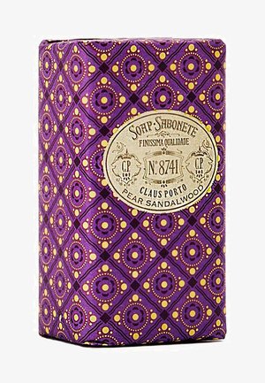 Lila Seifenbox mit komplizierten geometrischen Mustern in Gelb und Dunkellila, versehen mit einem runden Etikett mit der Aufschrift "Birne Sandelholz" und dekorativen Akzenten.