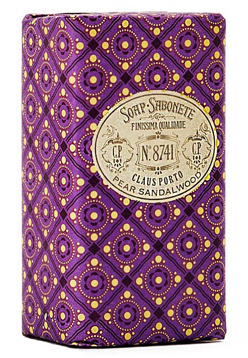 Lila Seifenbox mit komplizierten geometrischen Mustern in Gelb und Dunkellila, versehen mit einem runden Etikett mit der Aufschrift "Birne Sandelholz" und dekorativen Akzenten.