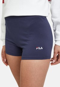 Navy katoenen shorts met een aansluitend ontwerp, voorzien van een geborduurd FILA-logo in rood en wit op de onderzijde aan de linkerkant. Platte tailleband.