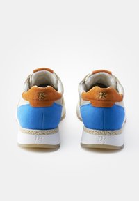 Sneakers con un pannello in suede blu, tessuto crema e dettagli in suede arancione. Tallone testurizzato e suola in gomma con un sottile logo.