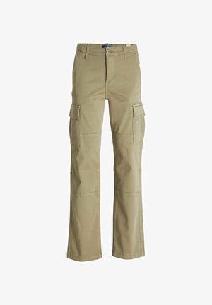 Jasnobeżowa bluza z zamkiem przy szyi i czarnym napisem, zestawiona z khaki spodniami typu cargo z bocznymi kieszeniami i beżowymi akcentami, noszona z czarnymi sneakerami.