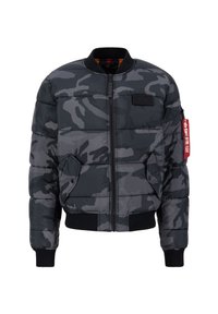 Giacca bomber imbottita in grigio camouflage con polsini e orlo a coste neri. Presenta una zip frontale, tasche laterali e una patch con logo sul petto.