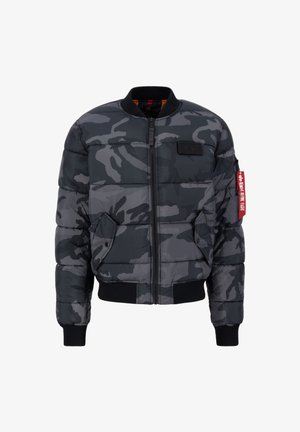 Padded bomber jacket w szarym kamuflażu z czarnymi ściągaczami przy mankietach i hemie. Posiada zamek błyskawiczny z przodu, boczne kieszenie oraz naszywkę z logo na klatce piersiowej.