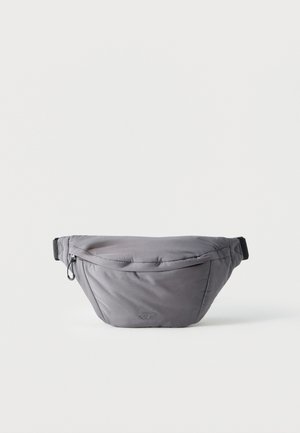 Grått stoff midjevegg med glidelåslukket hovedrom, justerbar svart stropp og liten logo midt foran.