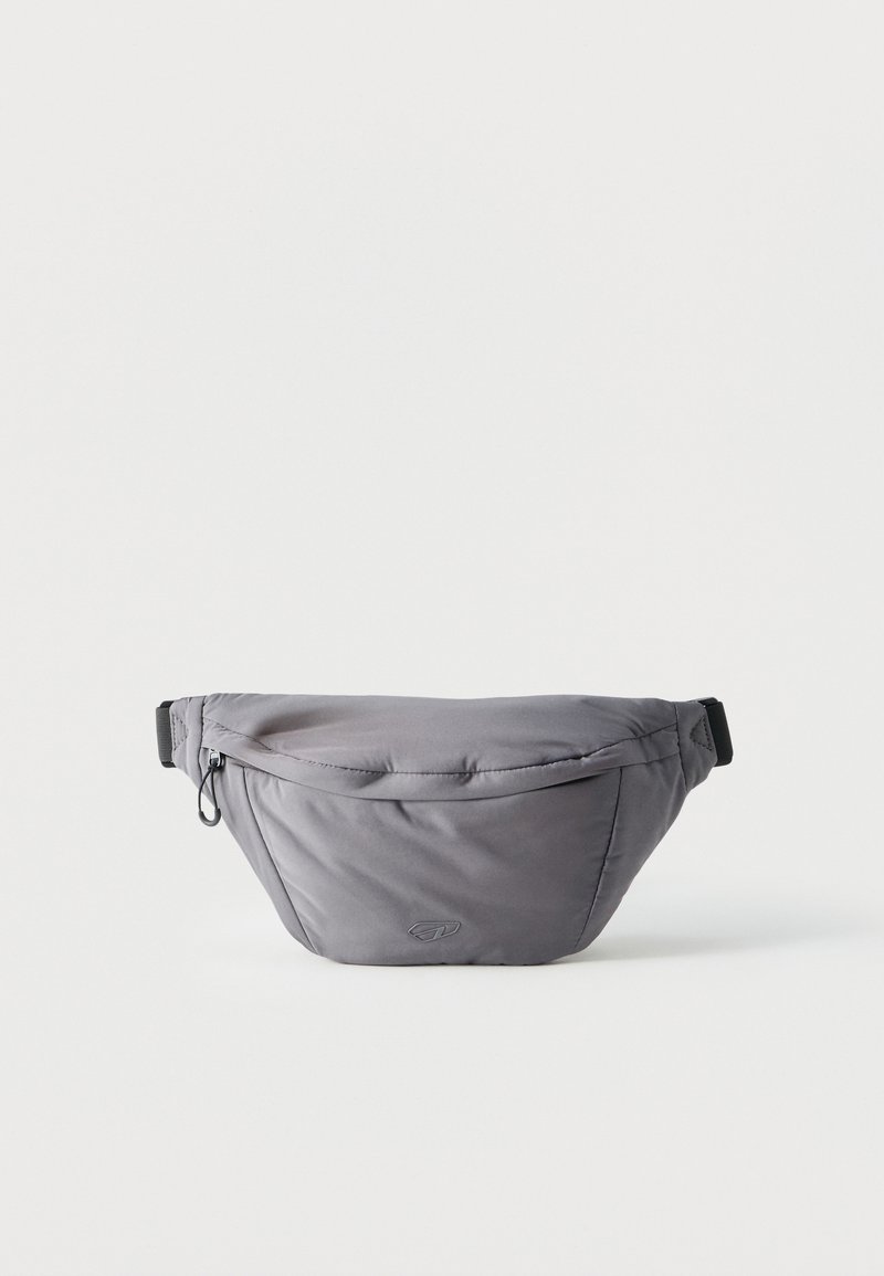 Γκρι υφασμάτινη τσάντα μέσης με φερμουάρ στην κύρια θήκη, ρυθμιζόμενο μαύρο λουρί και μικρό λογότυπο στο μπροστινό κέντρο.